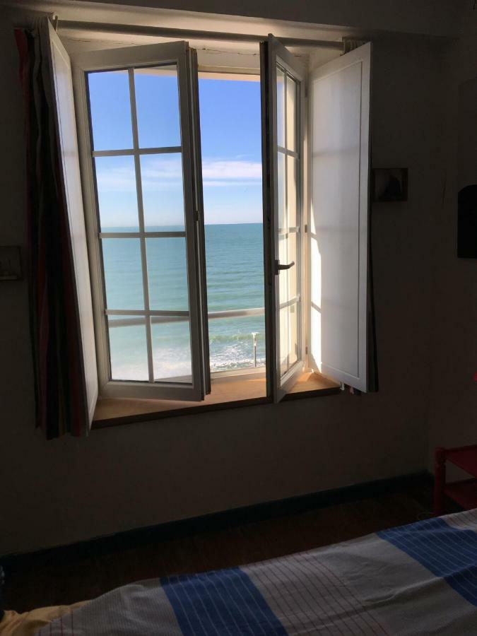 Face A La Mer , L Artiste Ambleteuse Extérieur photo