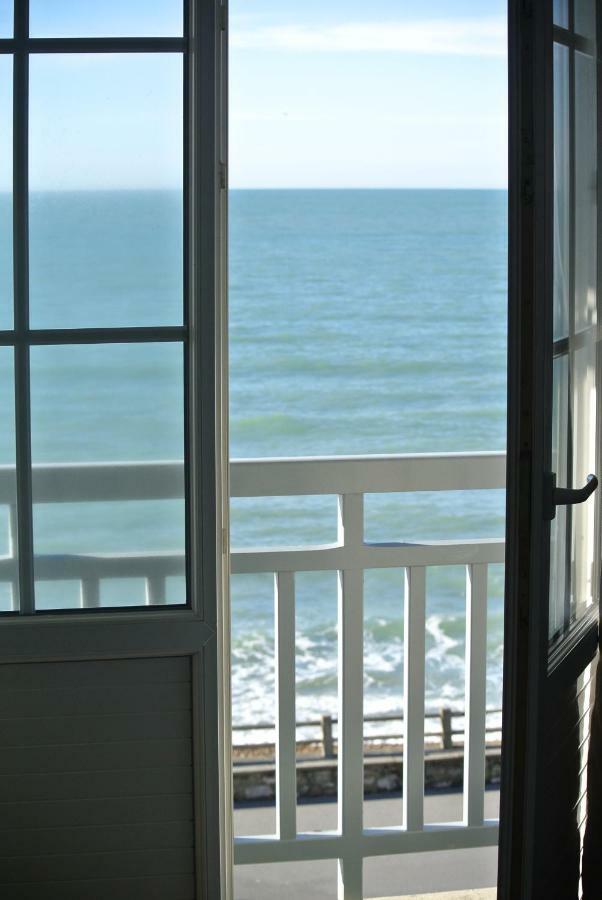 Face A La Mer , L Artiste Ambleteuse Extérieur photo